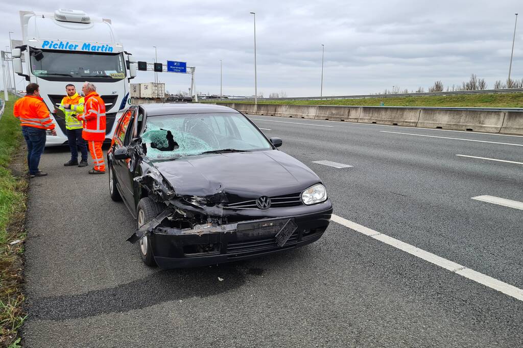 Personenauto klapt op trailer van vrachtwagen