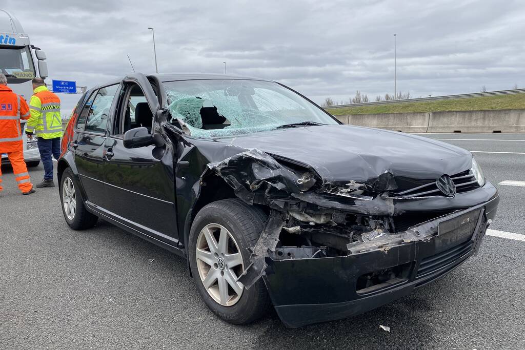 Personenauto klapt op trailer van vrachtwagen