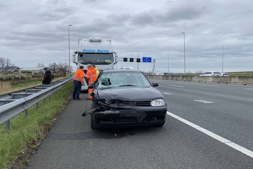 Personenauto klapt op trailer van vrachtwagen