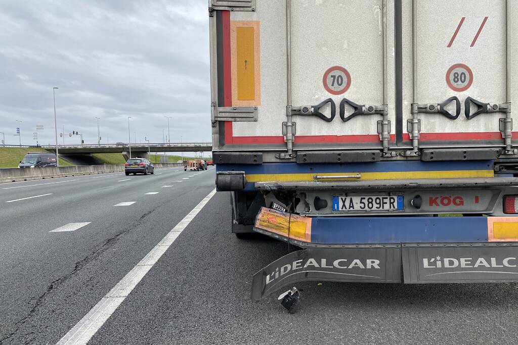Personenauto klapt op trailer van vrachtwagen