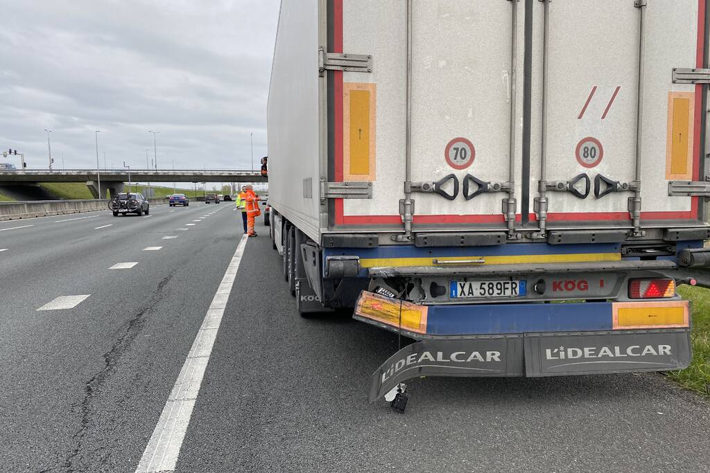 Personenauto klapt op trailer van vrachtwagen
