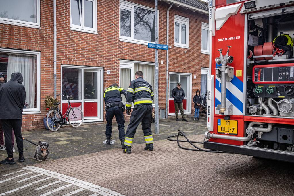Brandweer blust brand op zolder