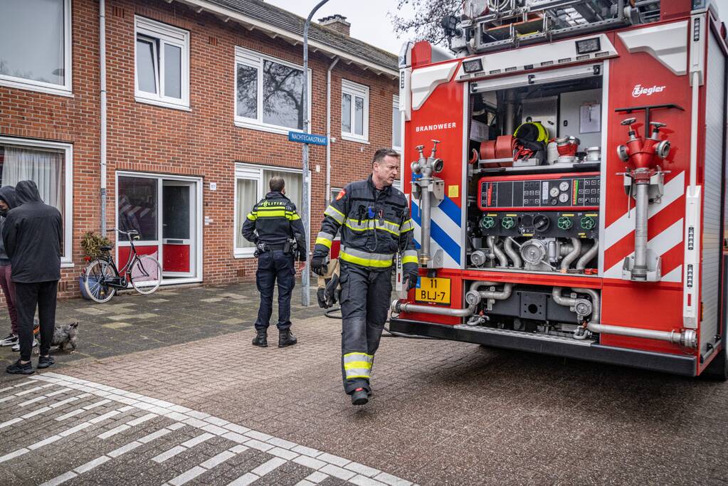 Brandweer blust brand op zolder