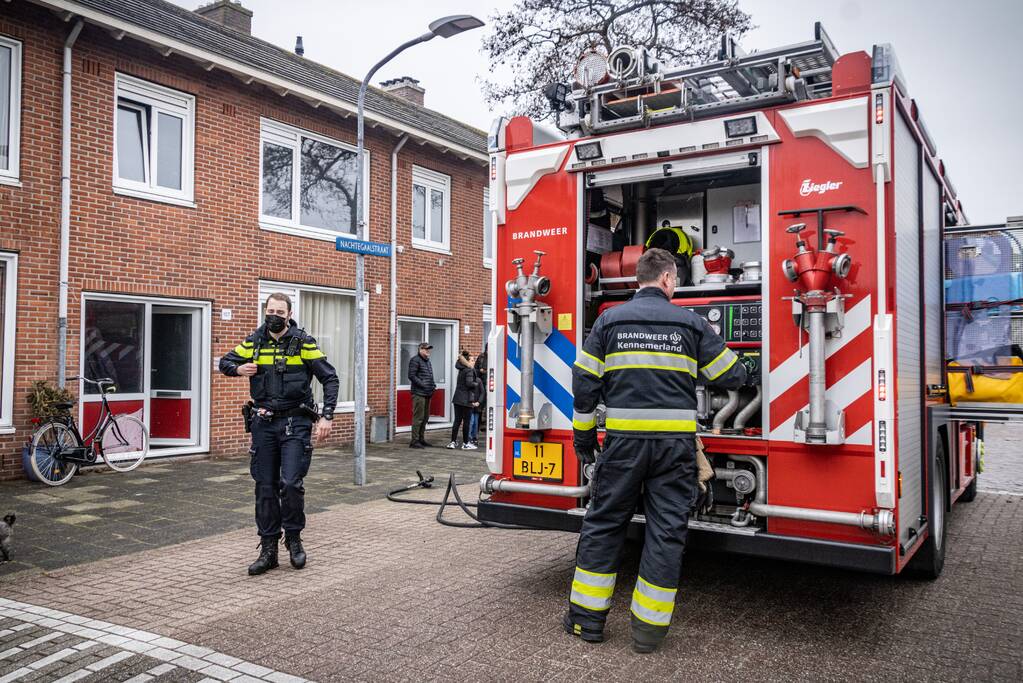 Brandweer blust brand op zolder