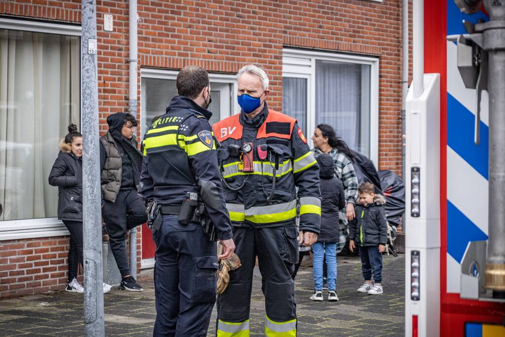 Brandweer blust brand op zolder