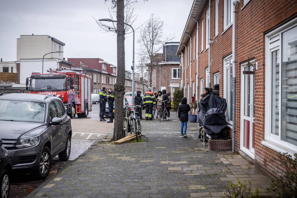Brandweer blust brand op zolder