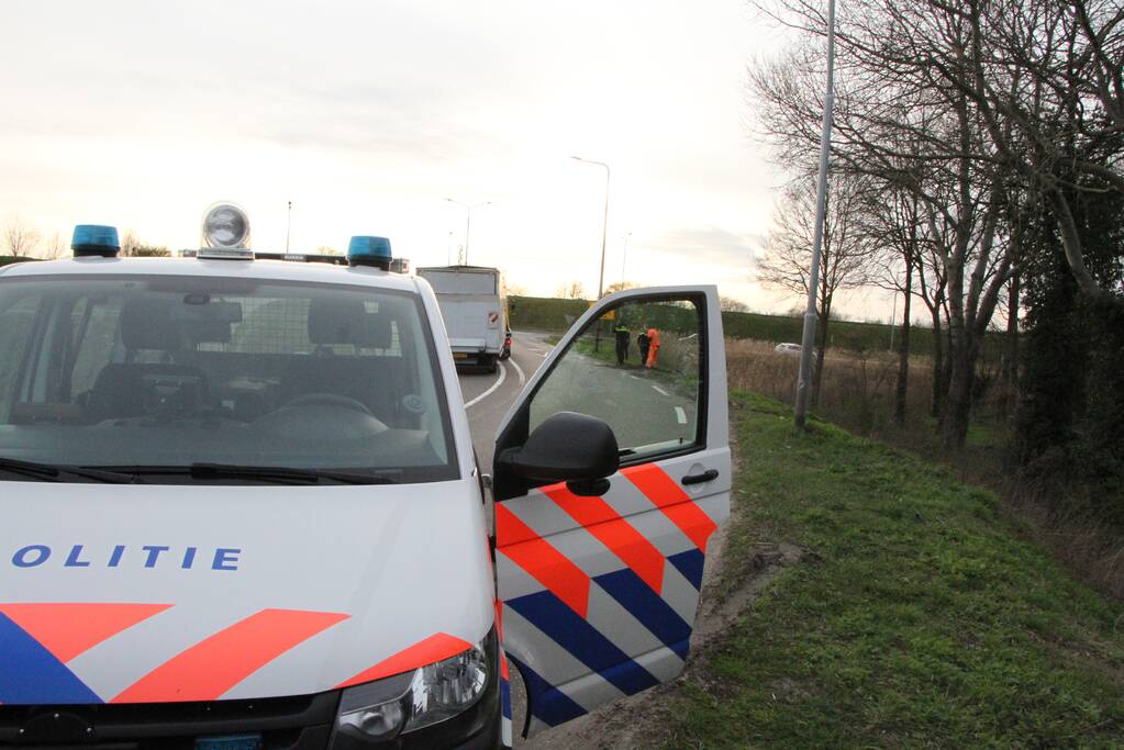 Bakwagen valt op zijkant in bocht