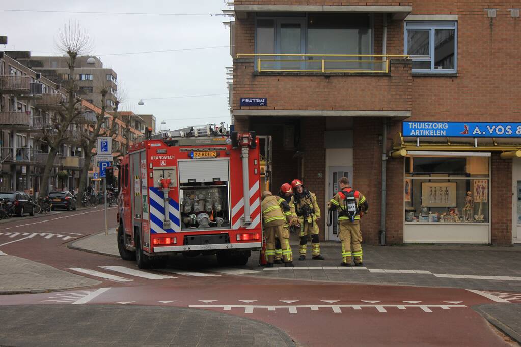 Brandweer blust brand met brandblusser