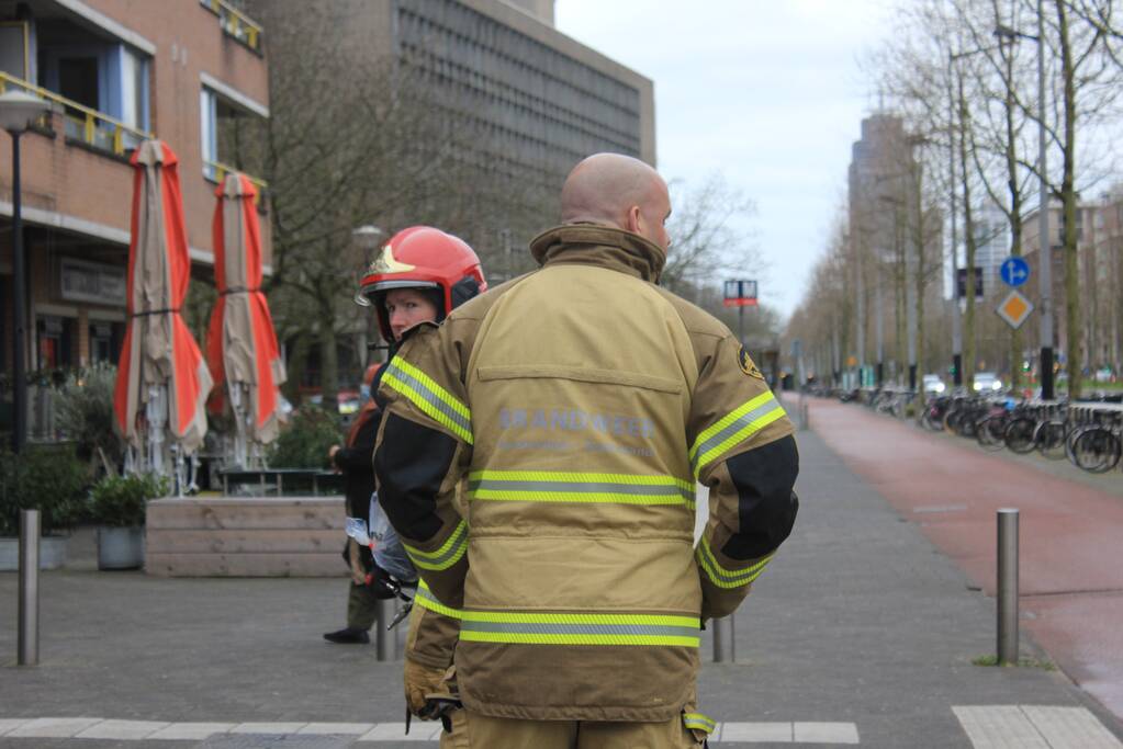 Brandweer blust brand met brandblusser