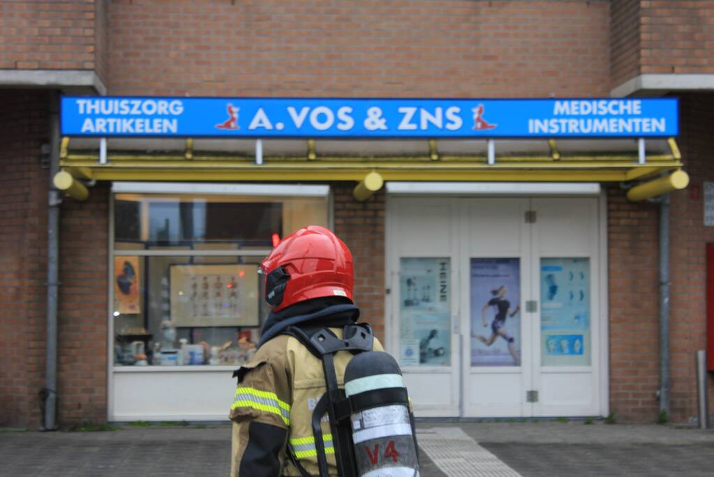 Brandweer blust brand met brandblusser