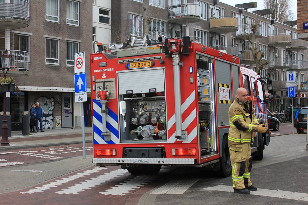 Brandweer blust brand met brandblusser
