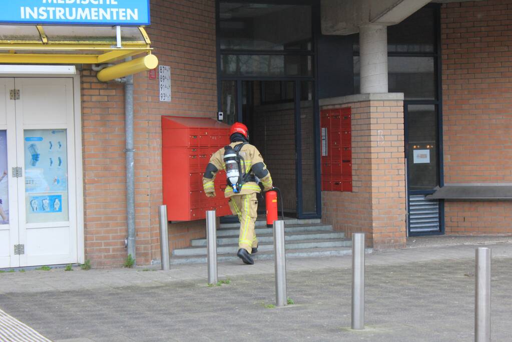 Brandweer blust brand met brandblusser