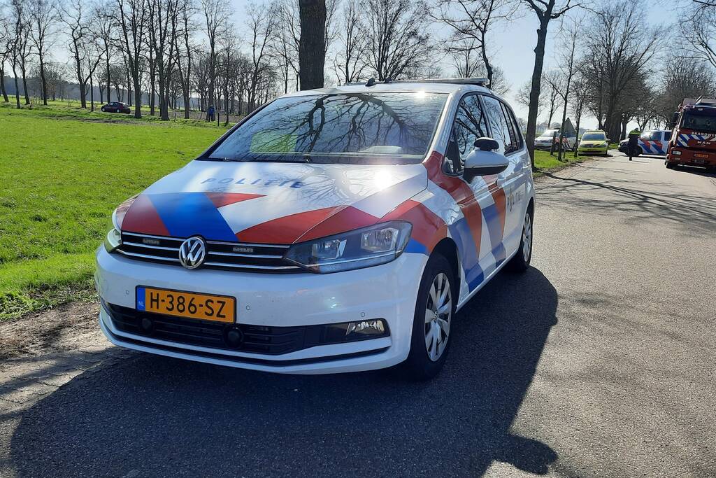 Bestuurder overleden na aanrijding tegen boom