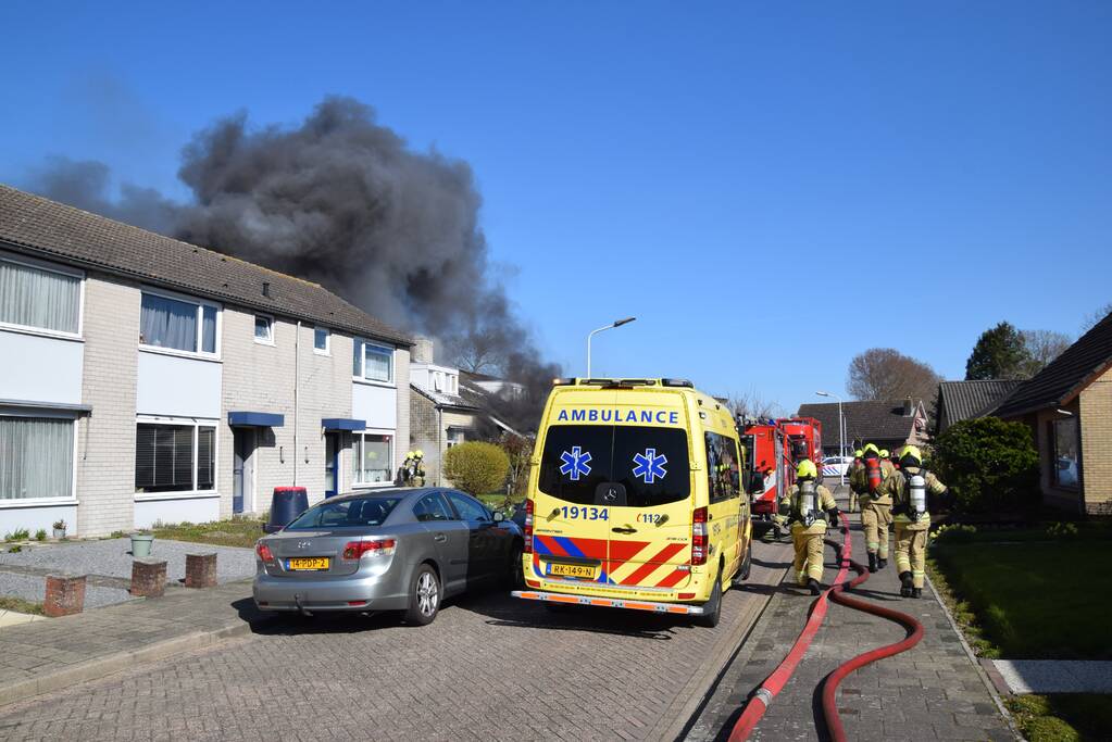 Gasflessen ontploft bij grote brand