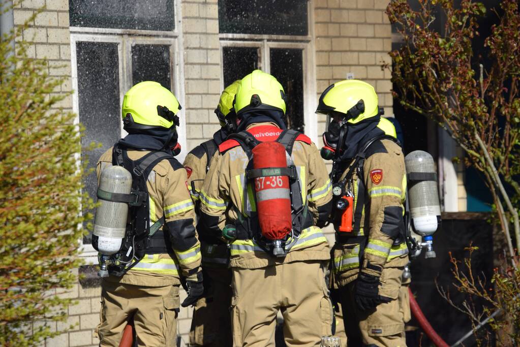 Gasflessen ontploft bij grote brand