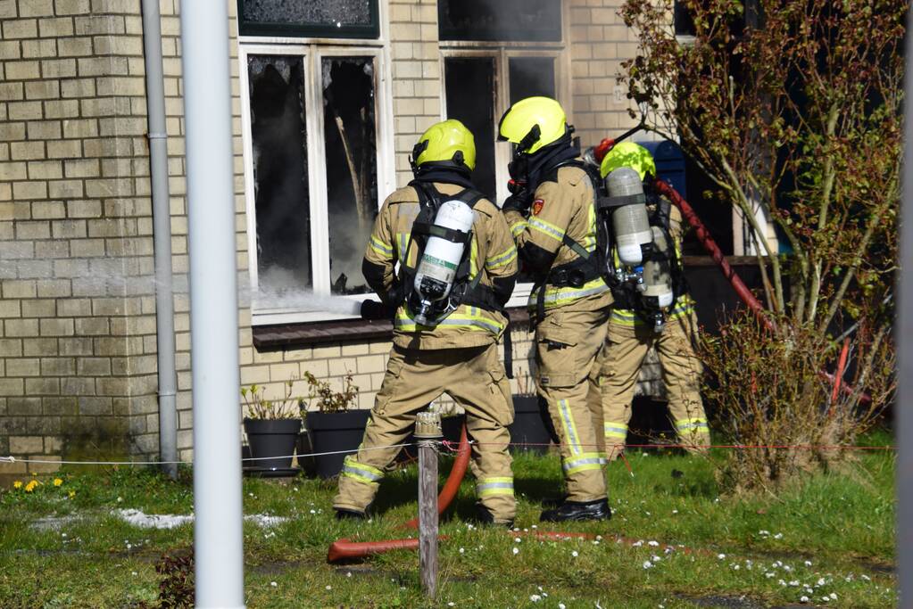 Gasflessen ontploft bij grote brand