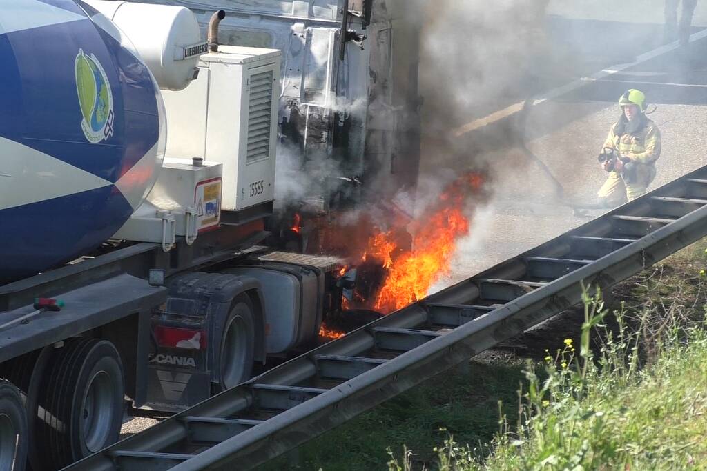 Vrachtwagen in brand op snelweg
