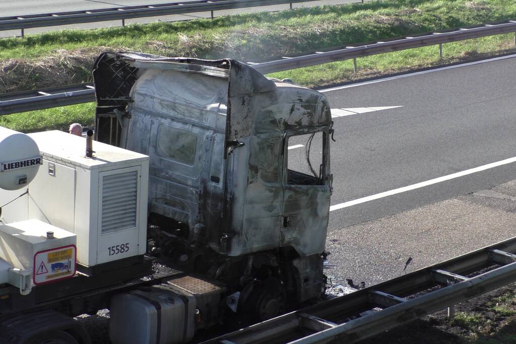 Vrachtwagen in brand op snelweg