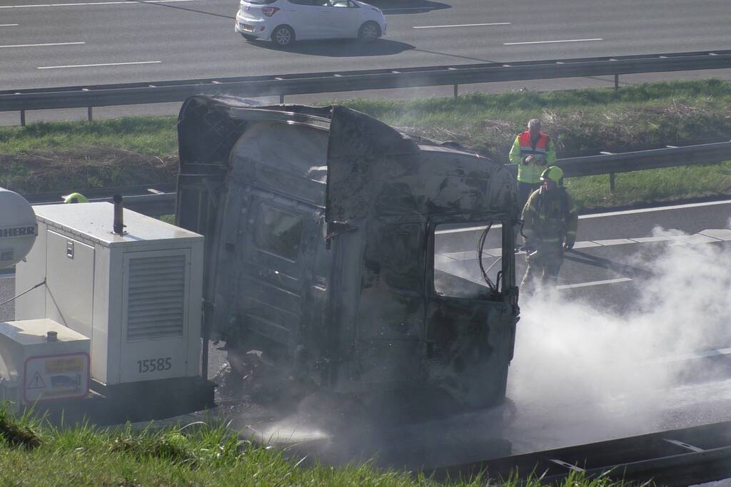 Vrachtwagen in brand op snelweg