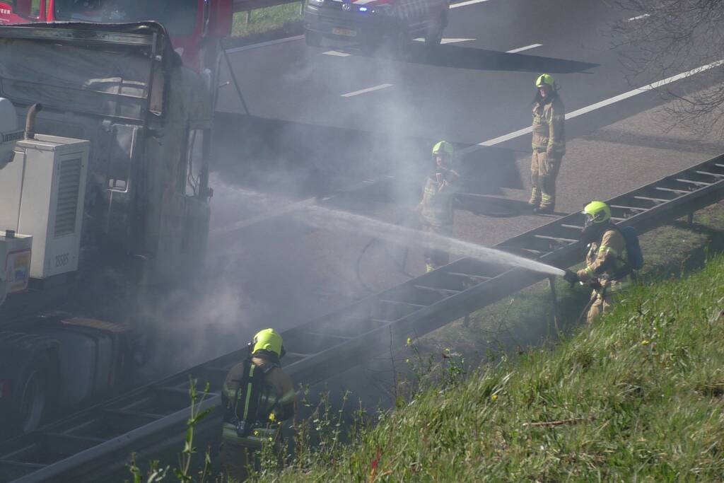 Vrachtwagen in brand op snelweg