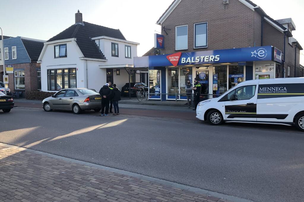 Fietser en personenauto met elkaar in botsing
