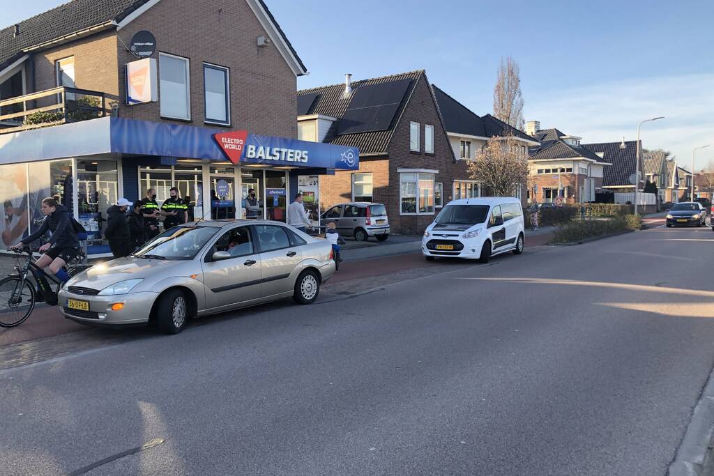 Fietser en personenauto met elkaar in botsing