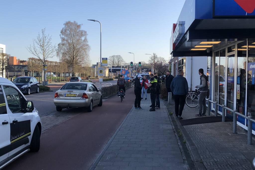 Fietser en personenauto met elkaar in botsing