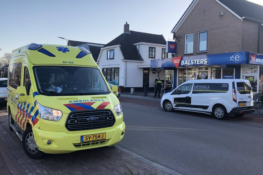 Fietser en personenauto met elkaar in botsing