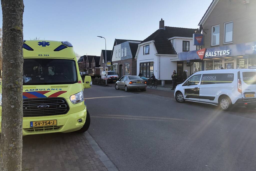 Fietser en personenauto met elkaar in botsing