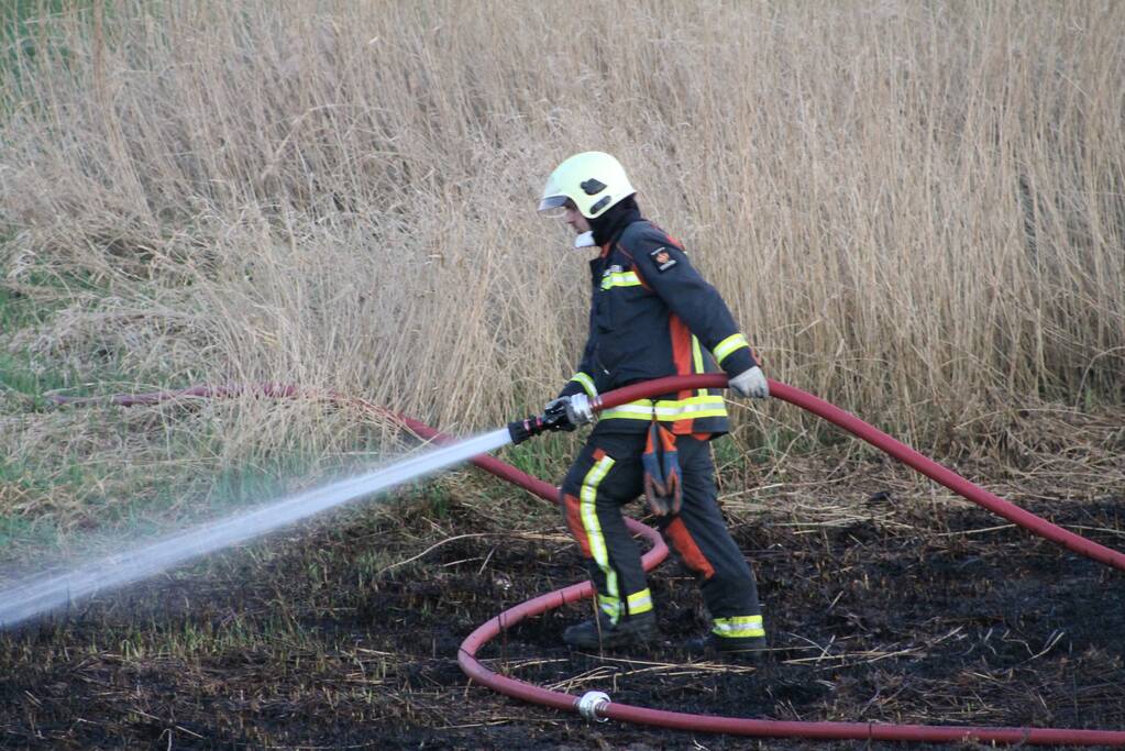 Brandweerboot helpt mee met blussen bij bermbrand