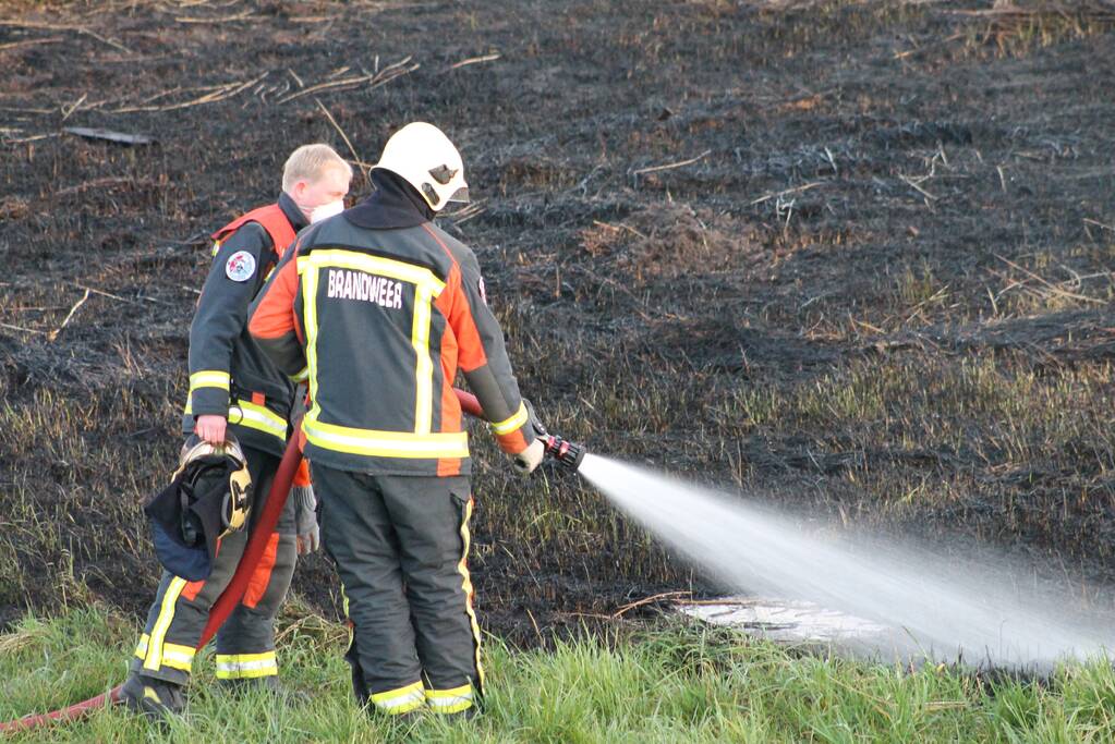 Brandweerboot helpt mee met blussen bij bermbrand
