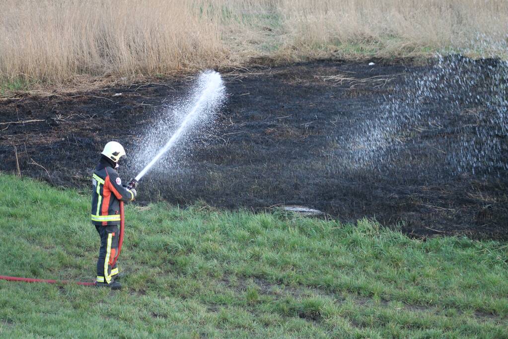 Brandweerboot helpt mee met blussen bij bermbrand