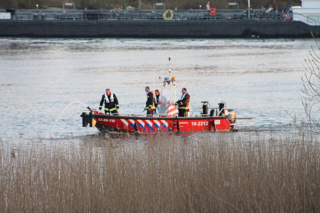 Brandweerboot helpt mee met blussen bij bermbrand