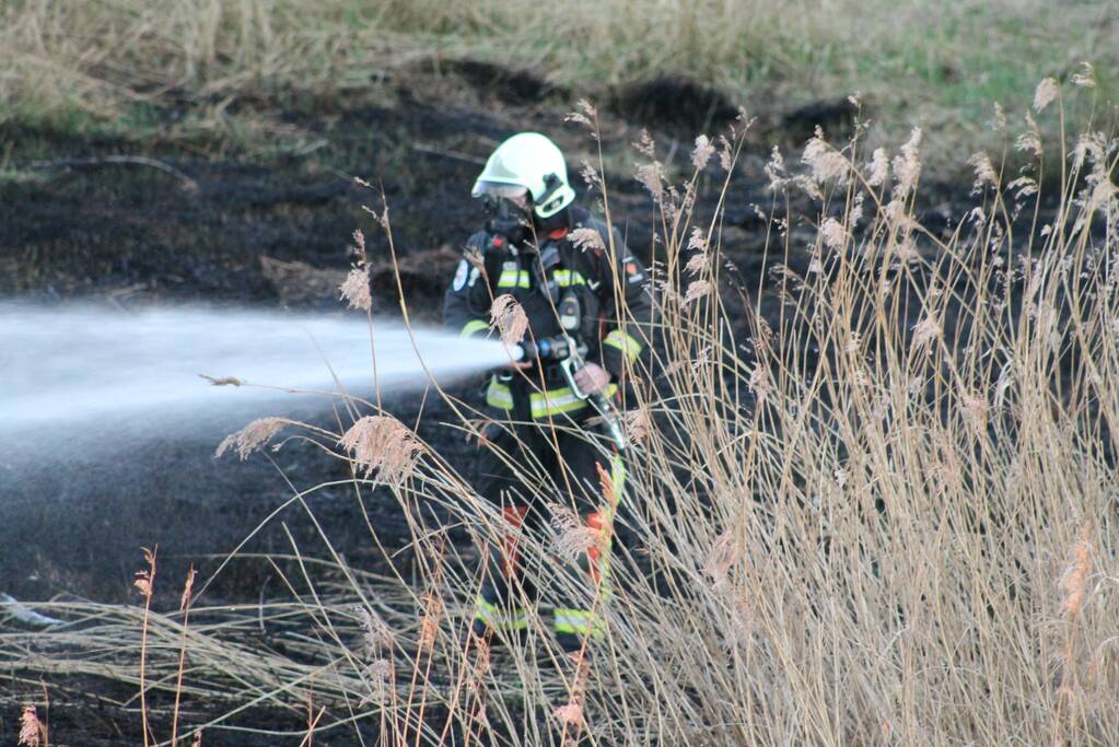 Brandweerboot helpt mee met blussen bij bermbrand