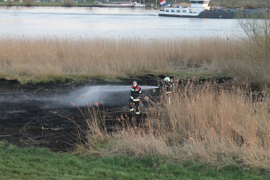 Brandweerboot helpt mee met blussen bij bermbrand