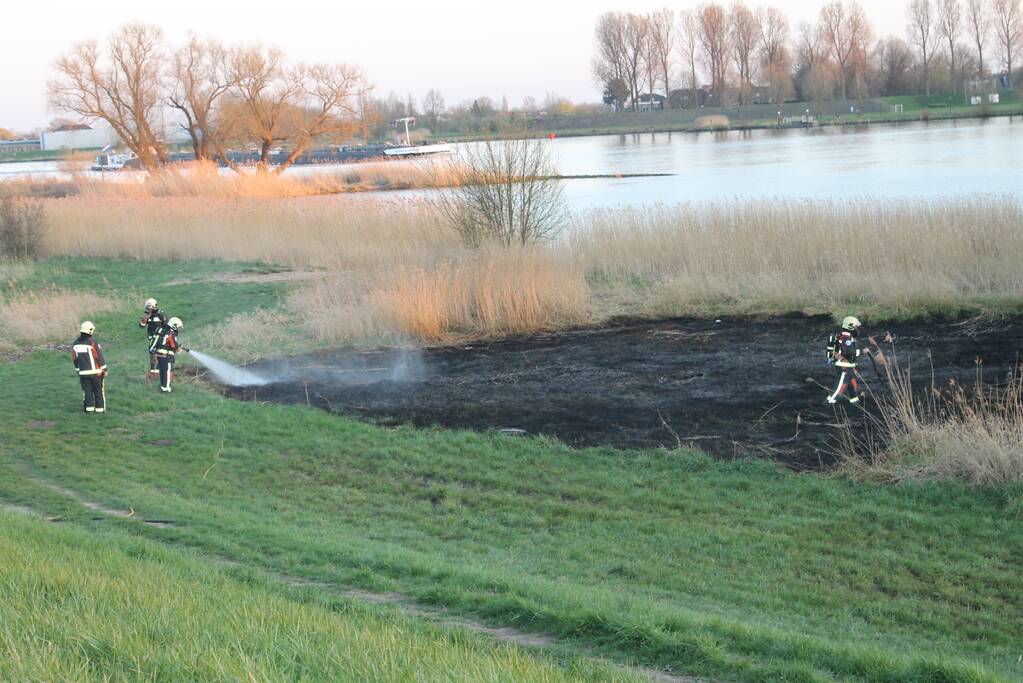 Brandweerboot helpt mee met blussen bij bermbrand