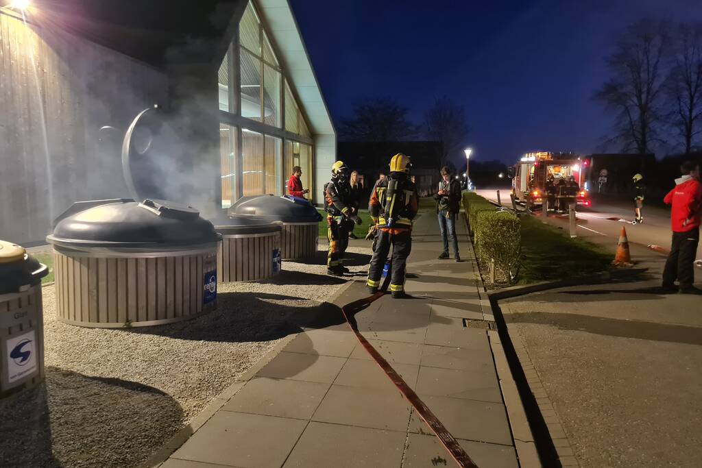 Brandweer blust brand in container