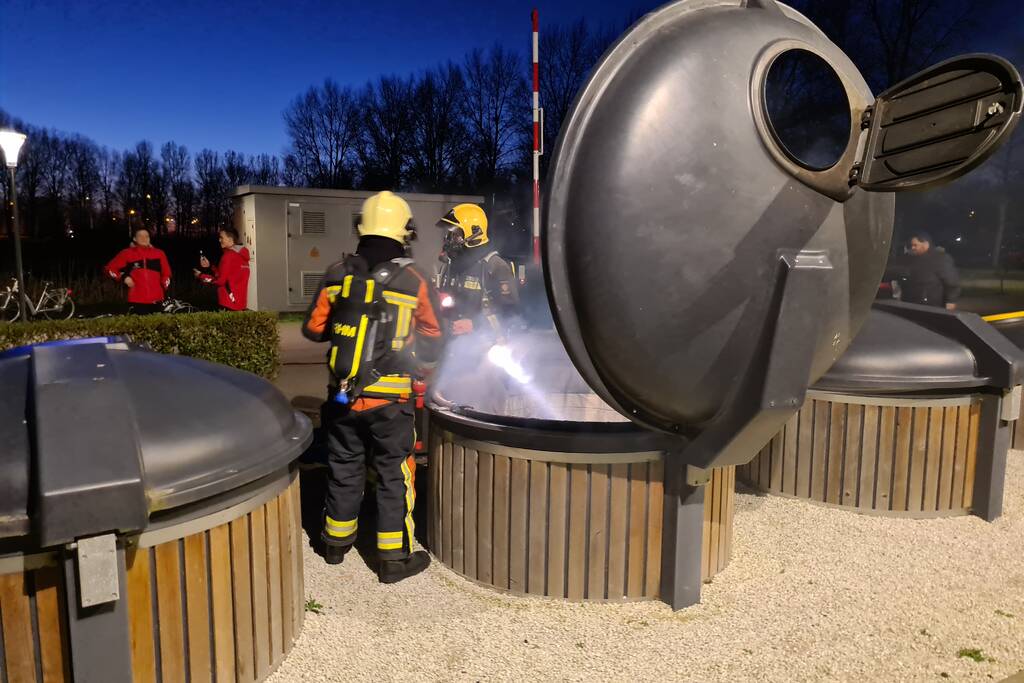 Brandweer blust brand in container