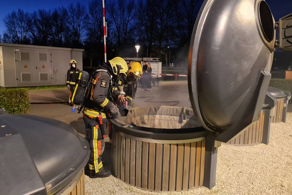 Brandweer blust brand in container