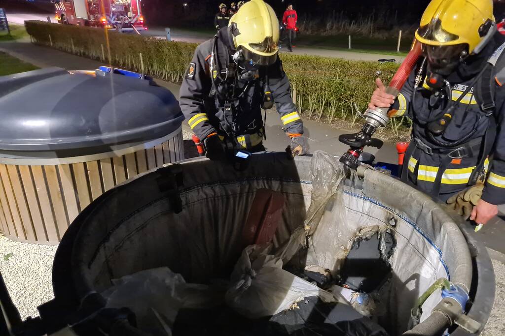 Brandweer blust brand in container