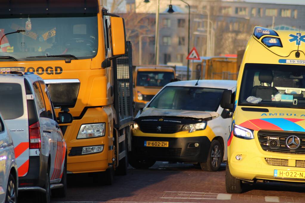 Bestelbus botst op stilstaande vrachtwagen