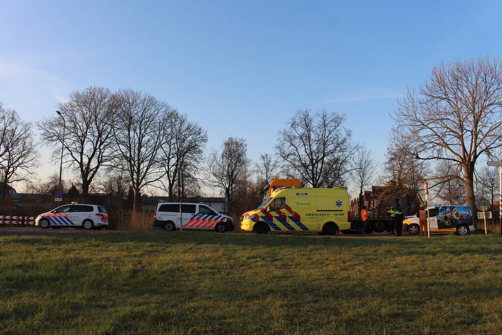 Bestelbus botst op stilstaande vrachtwagen