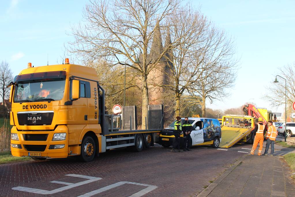 Bestelbus botst op stilstaande vrachtwagen