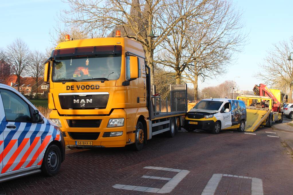 Bestelbus botst op stilstaande vrachtwagen