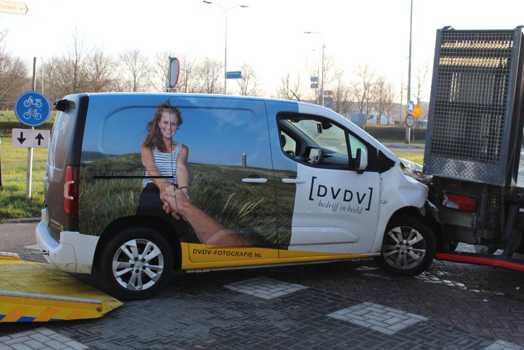 Bestelbus botst op stilstaande vrachtwagen