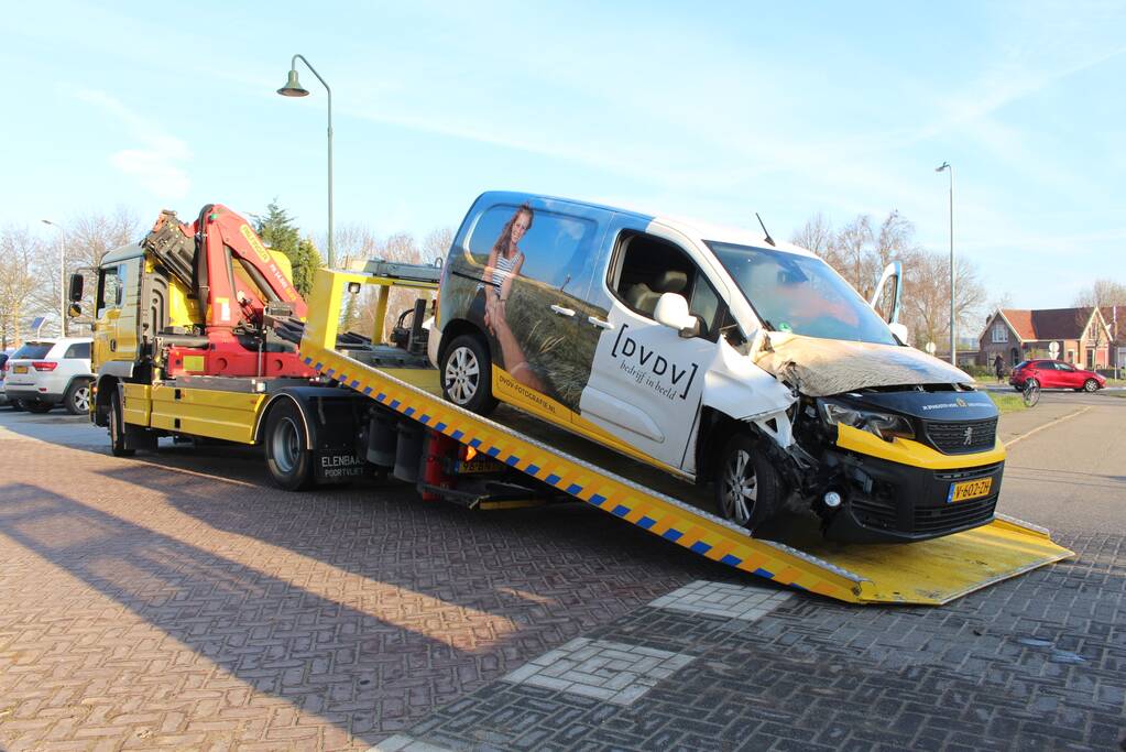 Bestelbus botst op stilstaande vrachtwagen