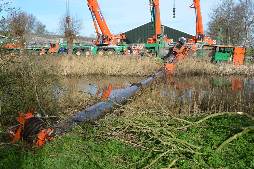 Telescoopkraan kantelt tijdens werkzaamheden