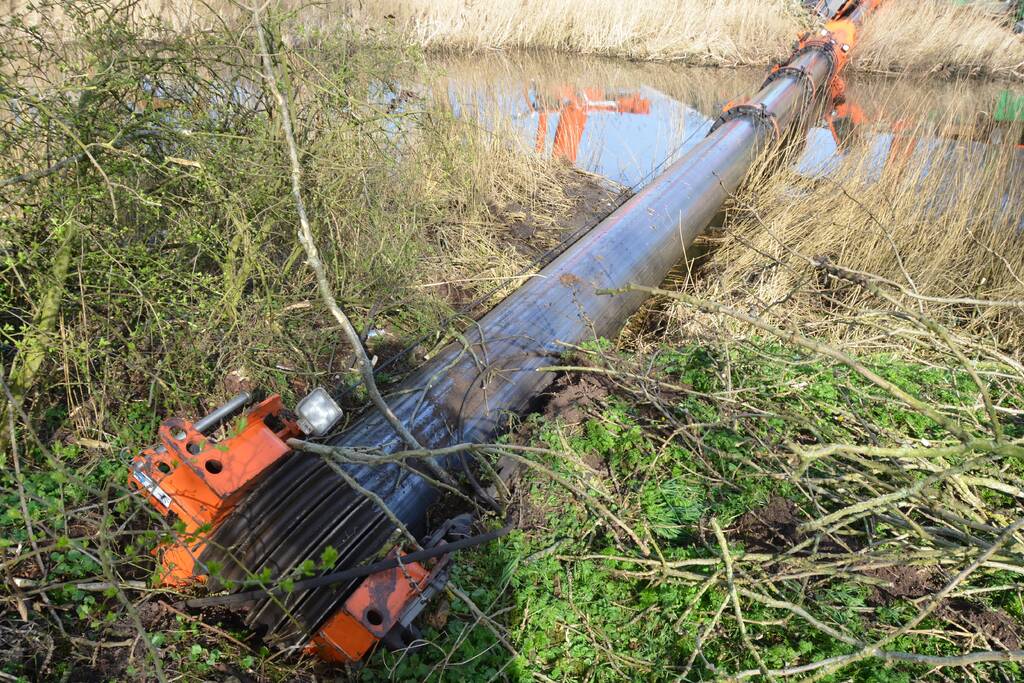Telescoopkraan kantelt tijdens werkzaamheden