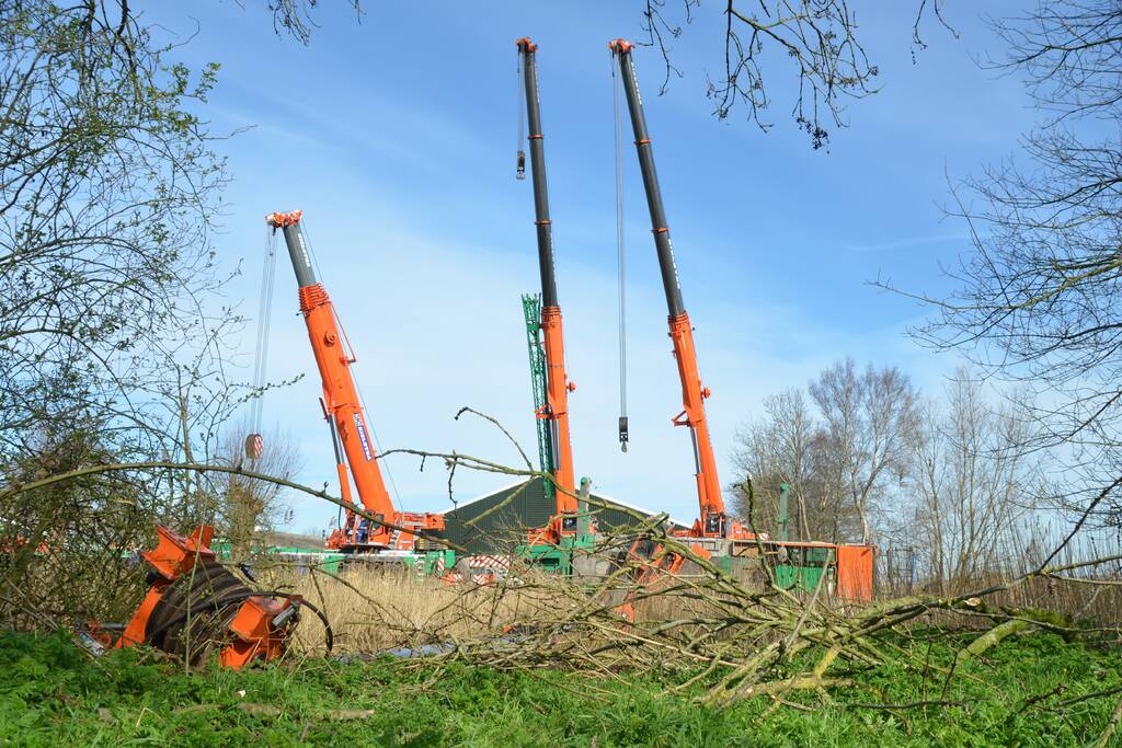 Telescoopkraan kantelt tijdens werkzaamheden