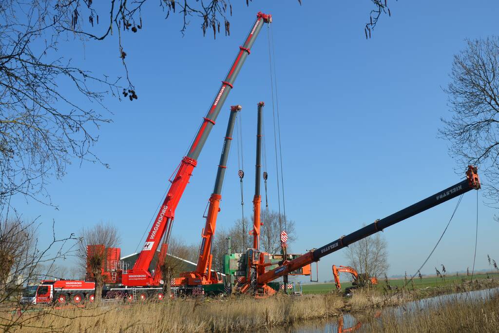 Telescoopkraan kantelt tijdens werkzaamheden